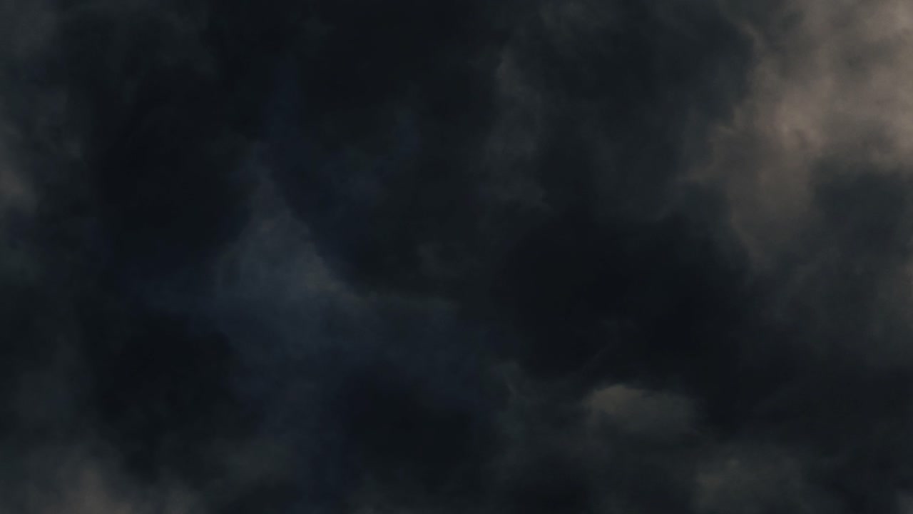 tormenta con relámpagos y nubes de tormenta oscuras