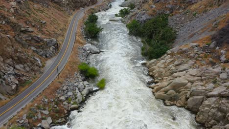 Dolly-Pan-Aéreo-Sobre-La-Parte-Superior-Del-Río-Kern-En-La-Autopista-178-Lake-Isabella