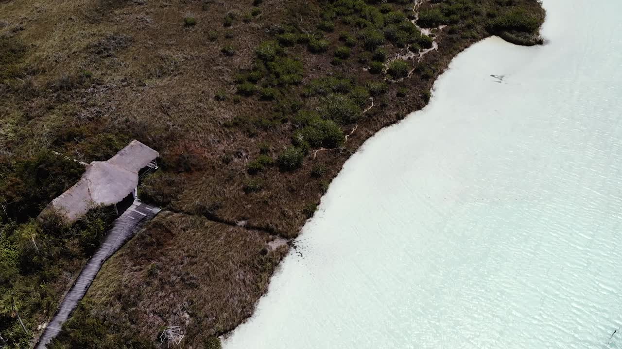 vista de drones de la laguna kaan luum en tulum, quintana roo en méxico
