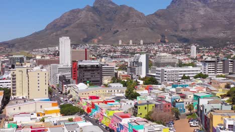 La-Antena-Inclinada-Hacia-Abajo-Revela-El-Colorido-Barrio-De-Bo-kaap-Cape-Town-Y-El-Horizonte-Del-Centro-De-La-Ciudad