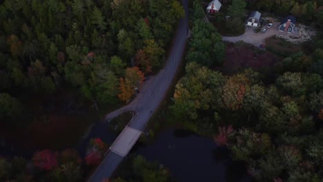 Una-Toma-Panorámica-De-Una-Carretera-Secundaria-De-Un-Pequeño-Pueblo-Y-Un-Río-En-Maine