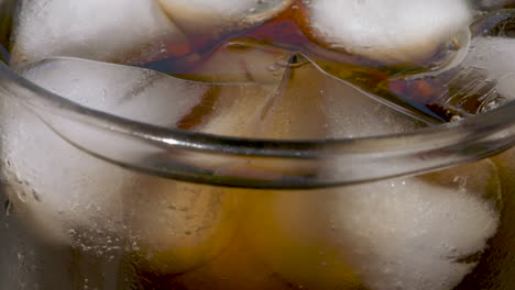 Macro-De-Cámara-Lenta-De-Cerca,-Refrescante-Vaso-De-Hielo-Y-Cola