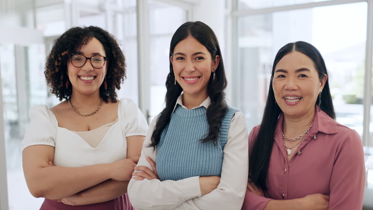 tres mujeres en un entorno empresarial
