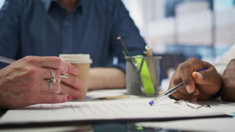 una pareja de ancianos en una oficina moderna se reúne con un planificador financiero