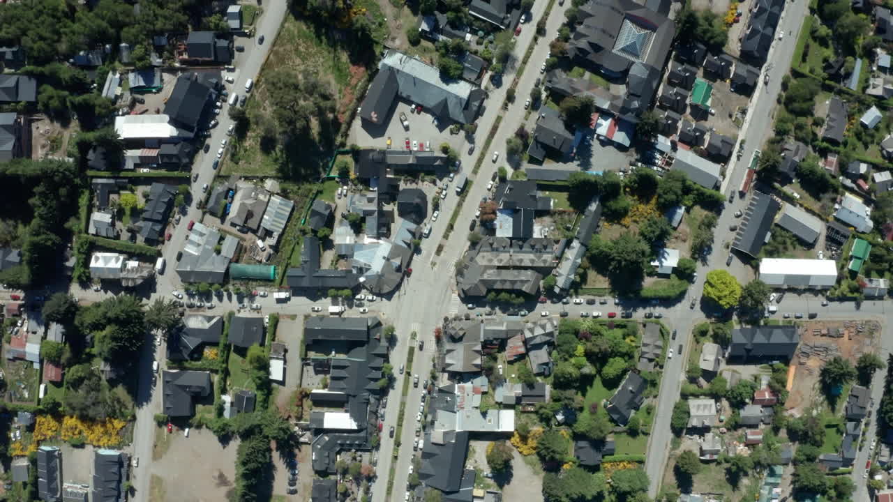 공중 - 안데스 산맥 옆 도시, 빌라 라 앙고스투라, 네우켄, 아르헨티나, 하향식 상승