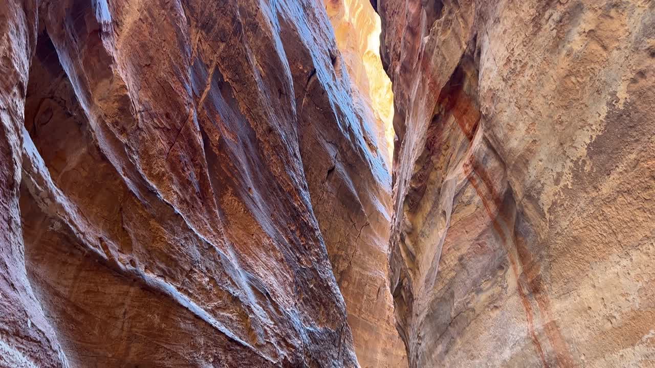 el valle de petra en wadi musa, jordania con el tesoro en medio de un paisaje rocoso y montañoso, un sitio del patrimonio de la unesco, el antiguo reino nabateo 4k establecer disparo