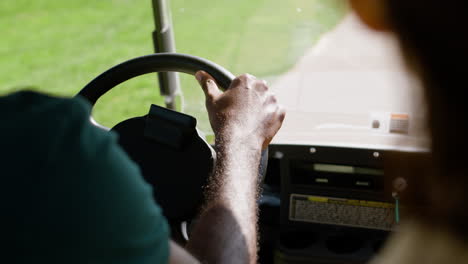 Golfspieler-In-Einem-Auto-Auf-Dem-Golfplatz.