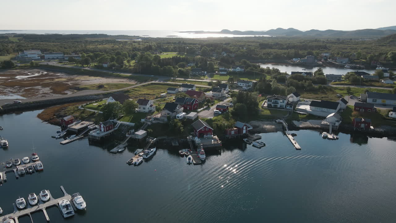낮에 노르웨이 뫼레 오그 롬달 카운티에 있는 헤뢰이 항구의 공중 전망 - 드론 샷