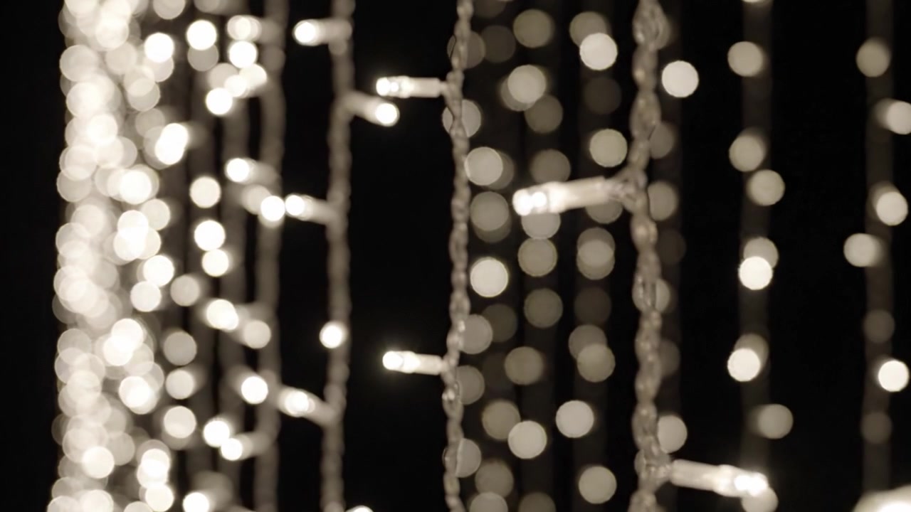 Captivating Display of Glimmering String Lights in a Dark Setting, Enhancing Ambiance and Creating an Enchanting Atmosphere Perfect for Decor or Photography.