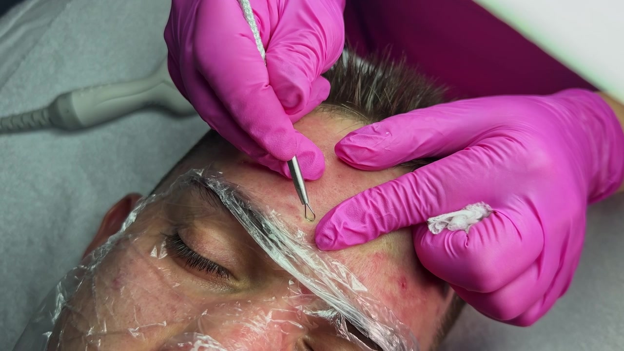 Hudplejebehandling med en kunde, der får ordnet bryn i en salon i dagtimerne