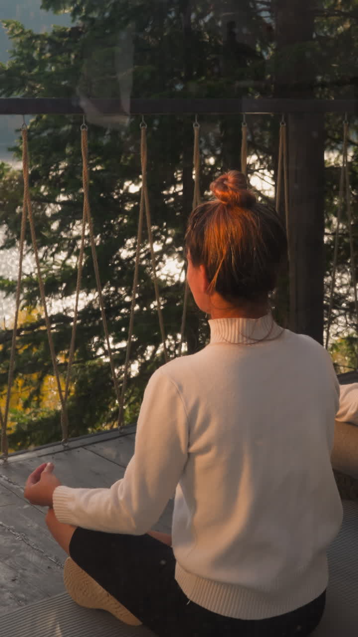 la pareja adopta la posición del loto en meditación profunda. el hombre y la mujer encuentran consuelo en la conexión meditativa fomentando la unión sin problemas entre el cuerpo y la mente en la naturaleza.