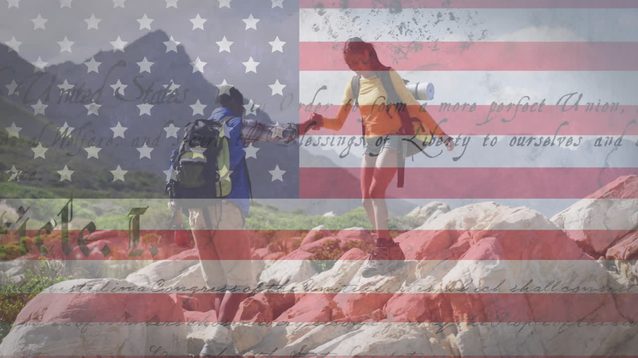 animación de la bandera estadounidense y texto moviéndose sobre una pareja de senderismo