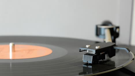 el brazo del tocadiscos de vinilo baja sobre el disco de vinilo.