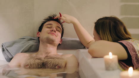 una pareja relajándose en un baño.