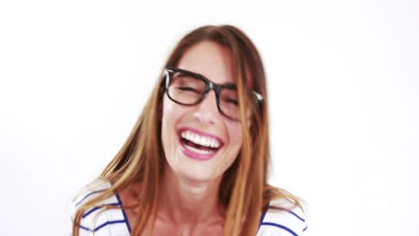 bonita morena con gafas