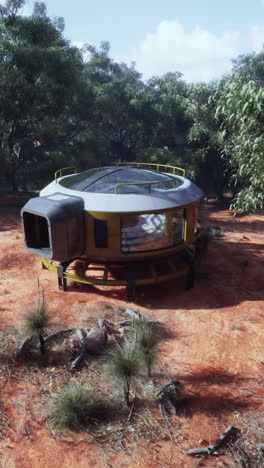 casa de cúpula futurista en un bosque