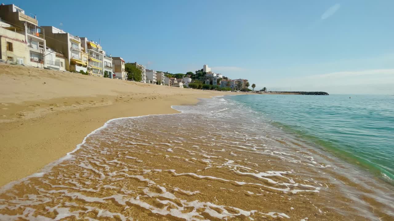Platja de les Barques, costa mediterranea del Maresme a Barcellona, vista ravvicinata della spiaggia senza persone con acqua turchese e trasparente