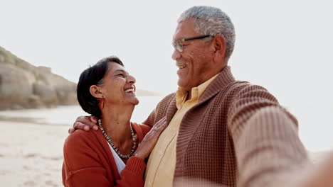 Happy-senior-couple,-beach-selfie