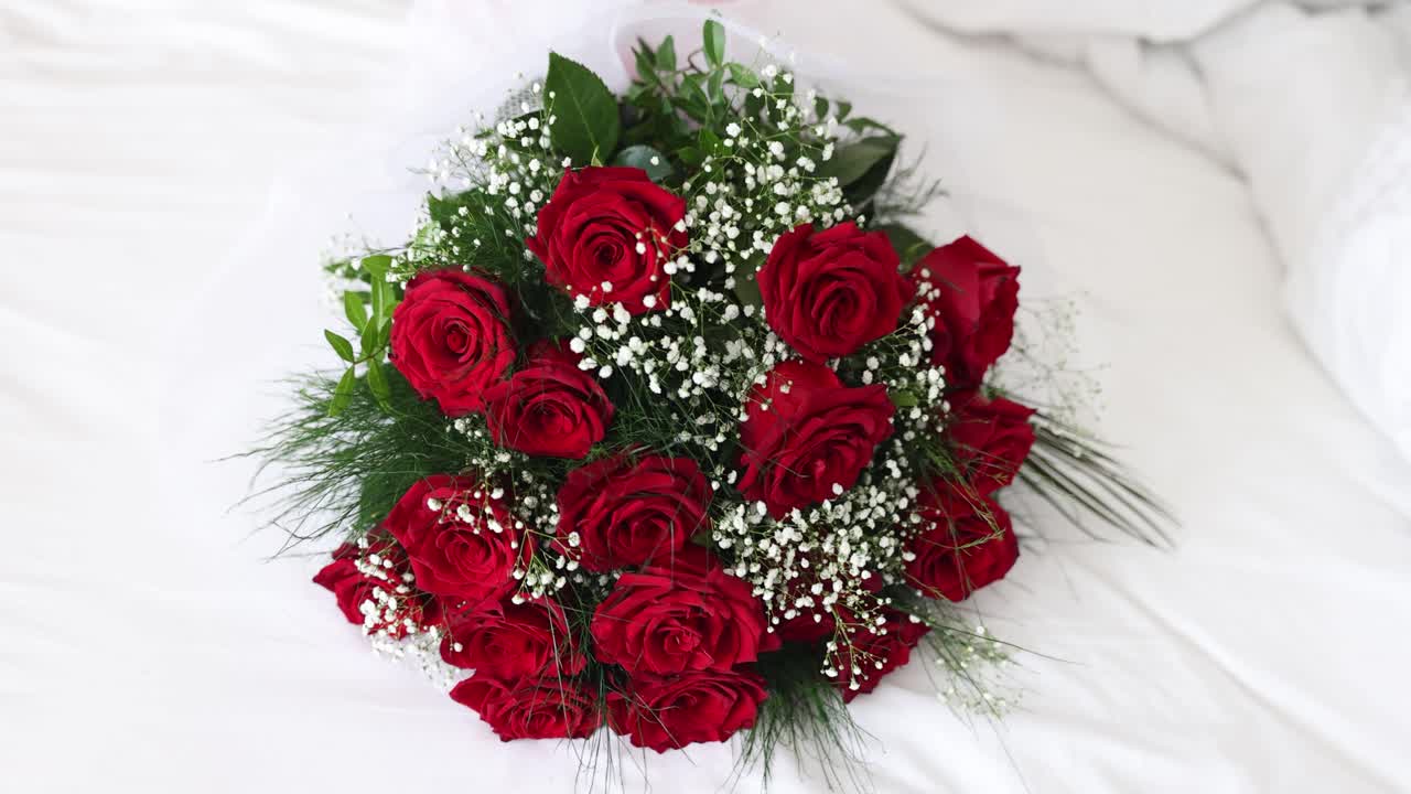 Elegante bouquet di rose rosse su bianco