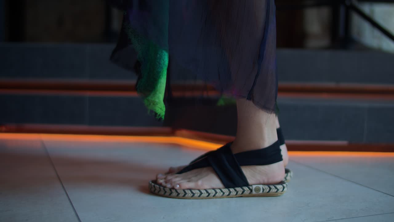 근접 촬영. 여자가 집에 걸어