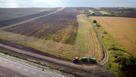 Farm-Mit-Lastwagen-Abgelegt,-Um-Die-Arbeit-Für-Den-Tag-Zu-Erledigen