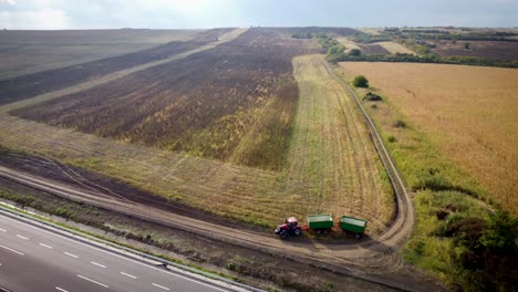 granja archivada con transporte de camiones en el trabajo del día
