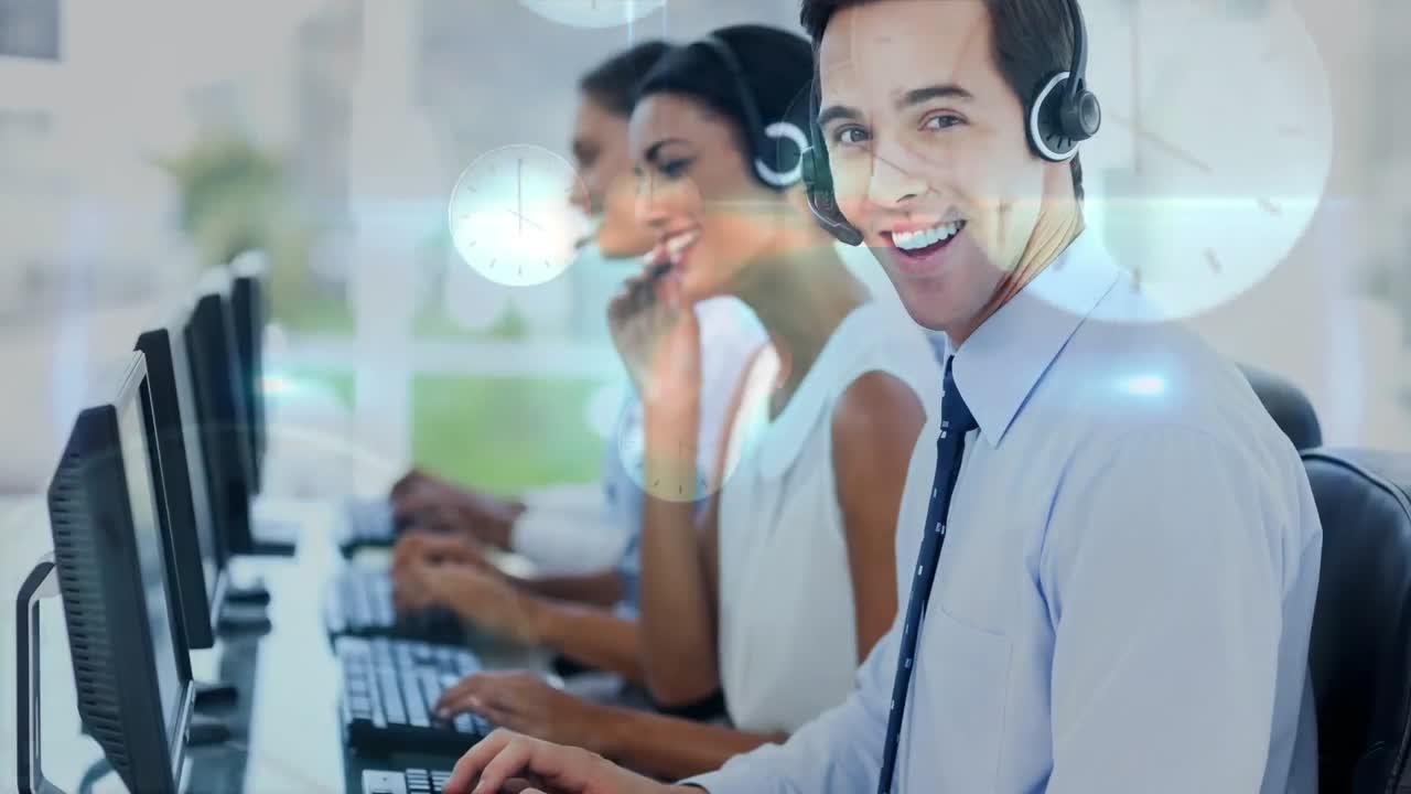 hombre trabajando en un centro de llamadas