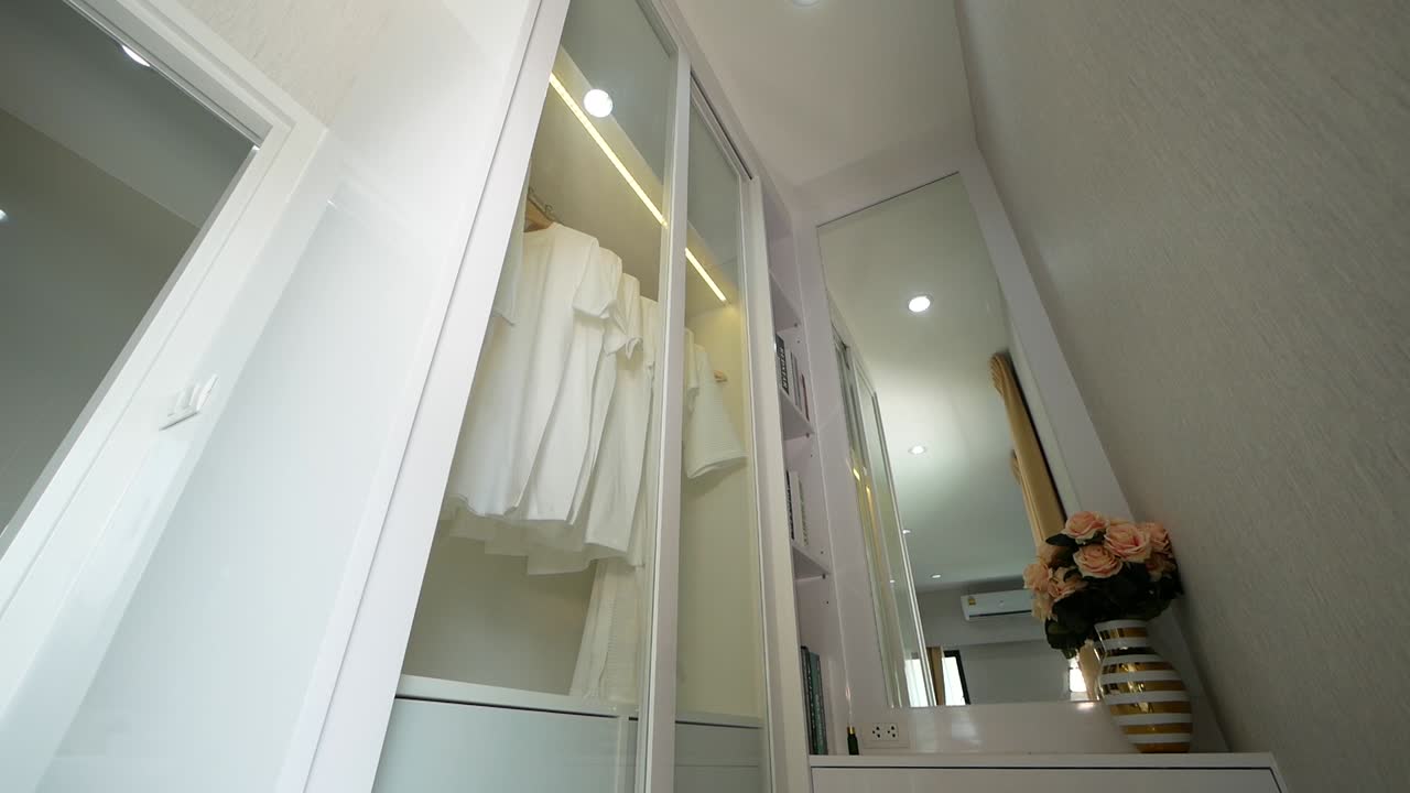 옷장 장식 아이디어에 흰색과 최소한의 산책