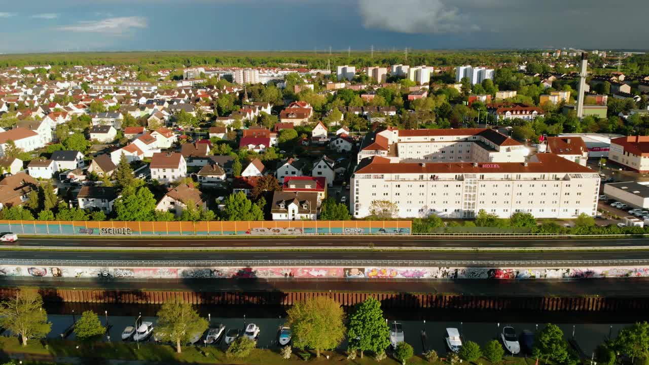 vista aérea con vistas al paisaje urbano de la ciudad de raunheim, soleada tarde de verano, en alemania - seguimiento, disparo de drones