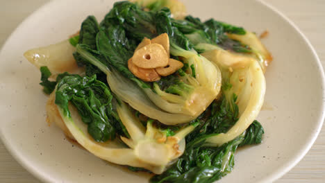 baby-Chinese-cabbage-with-oyster-sauce-and-garlic---Asian-food-style