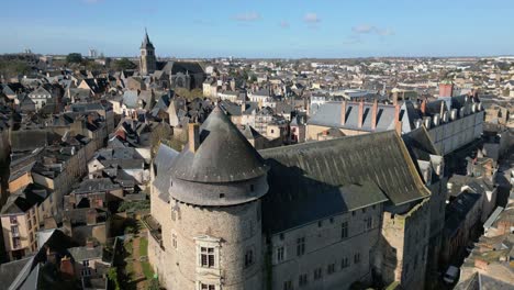 Castillo-De-Laval-Y-Casas-Tradicionales-En-El-Centro-De-La-Ciudad,-Departamento-De-Mayenne,-Francia