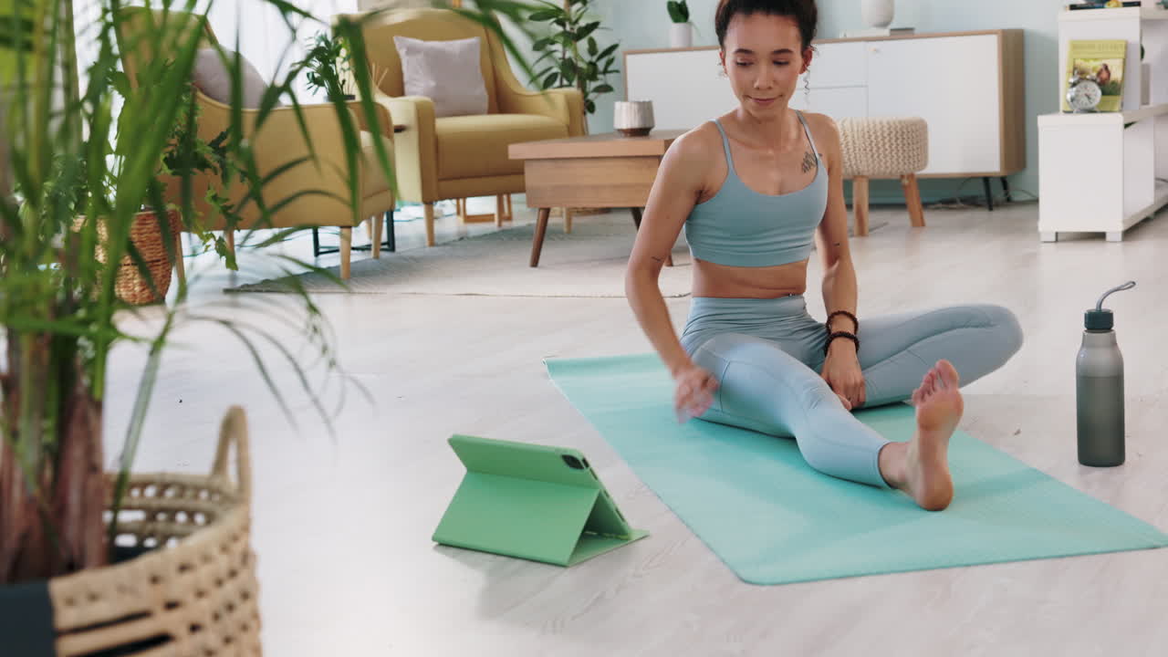 ejercicio, yoga y tableta con mujer de fitness