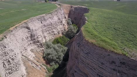 movimiento aéreo de 3 ejes: un accidente de erosión provocado por el hombre cavó un enorme barranco