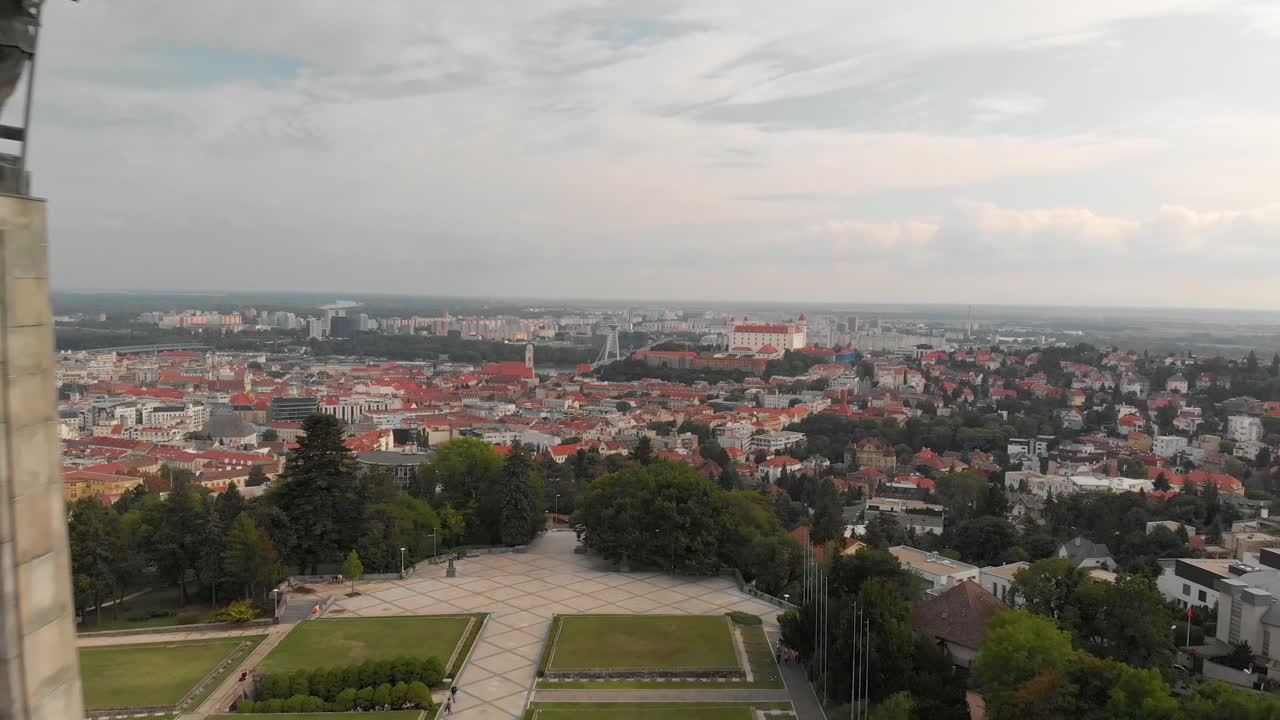 Letecké záběry 4K 100 Mbps ze Slavína v Bratislavě, Evropa.
