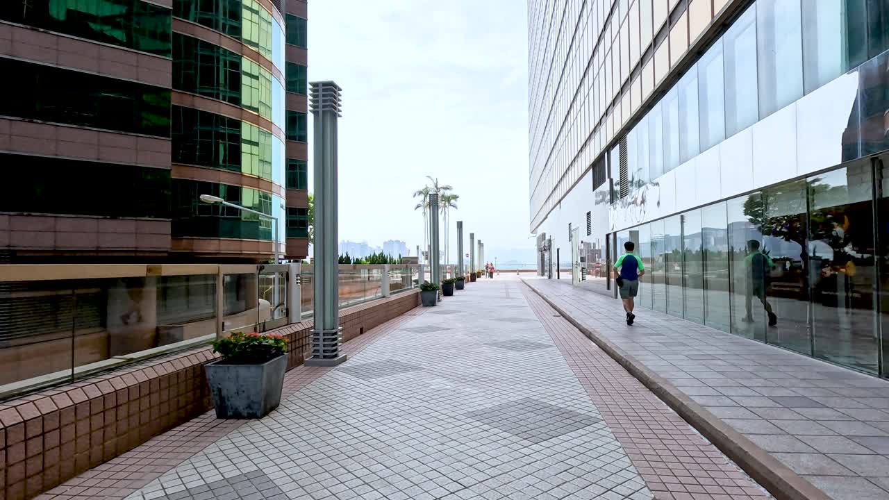 una persona passa davanti a un moderno edificio in vetro