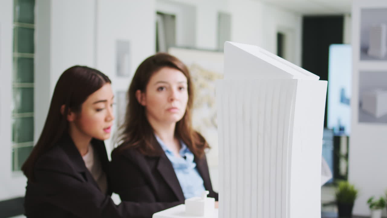 3d 프린팅 모델을 연구하는 사무실 엔지니어