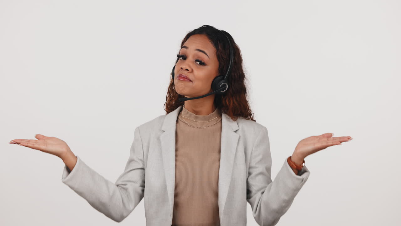 mujer, elección manos y cara con telemarketing