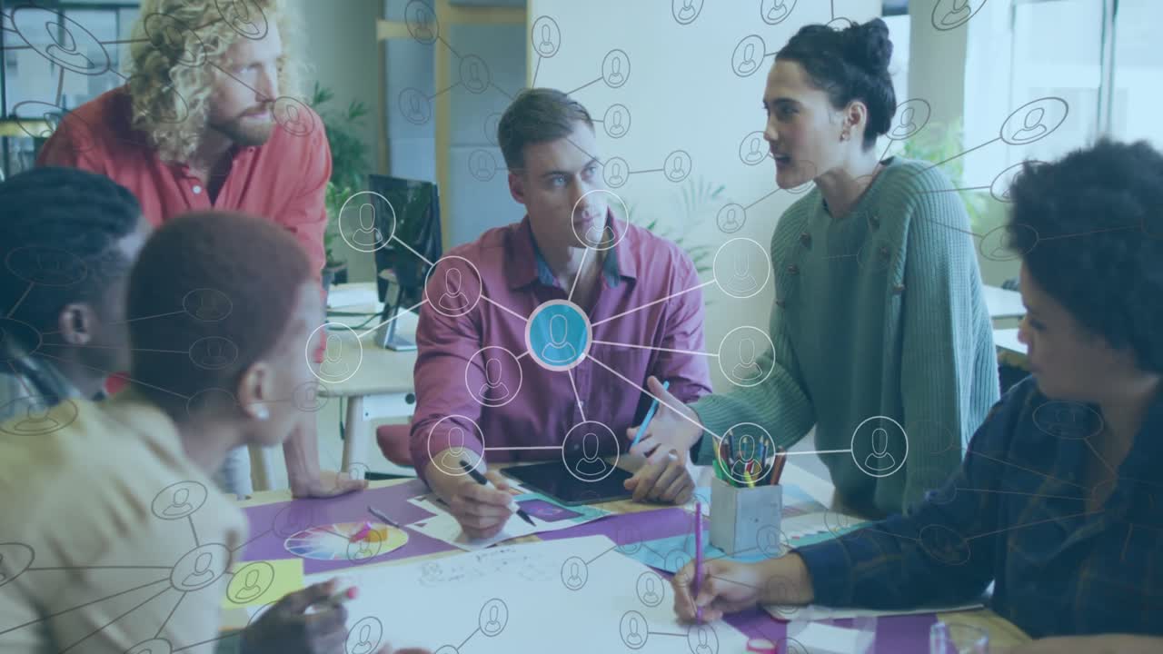 animación de la red con procesamiento de datos sobre diversas personas de negocios que trabajan en la oficina