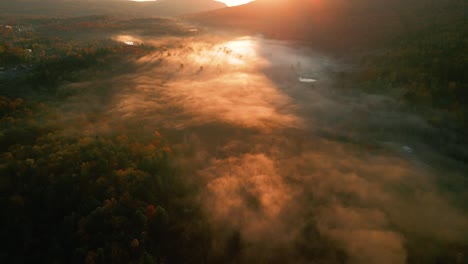 niebla densa sobre el lago al amanecer de ensueño, caída en las montañas catskill, aérea