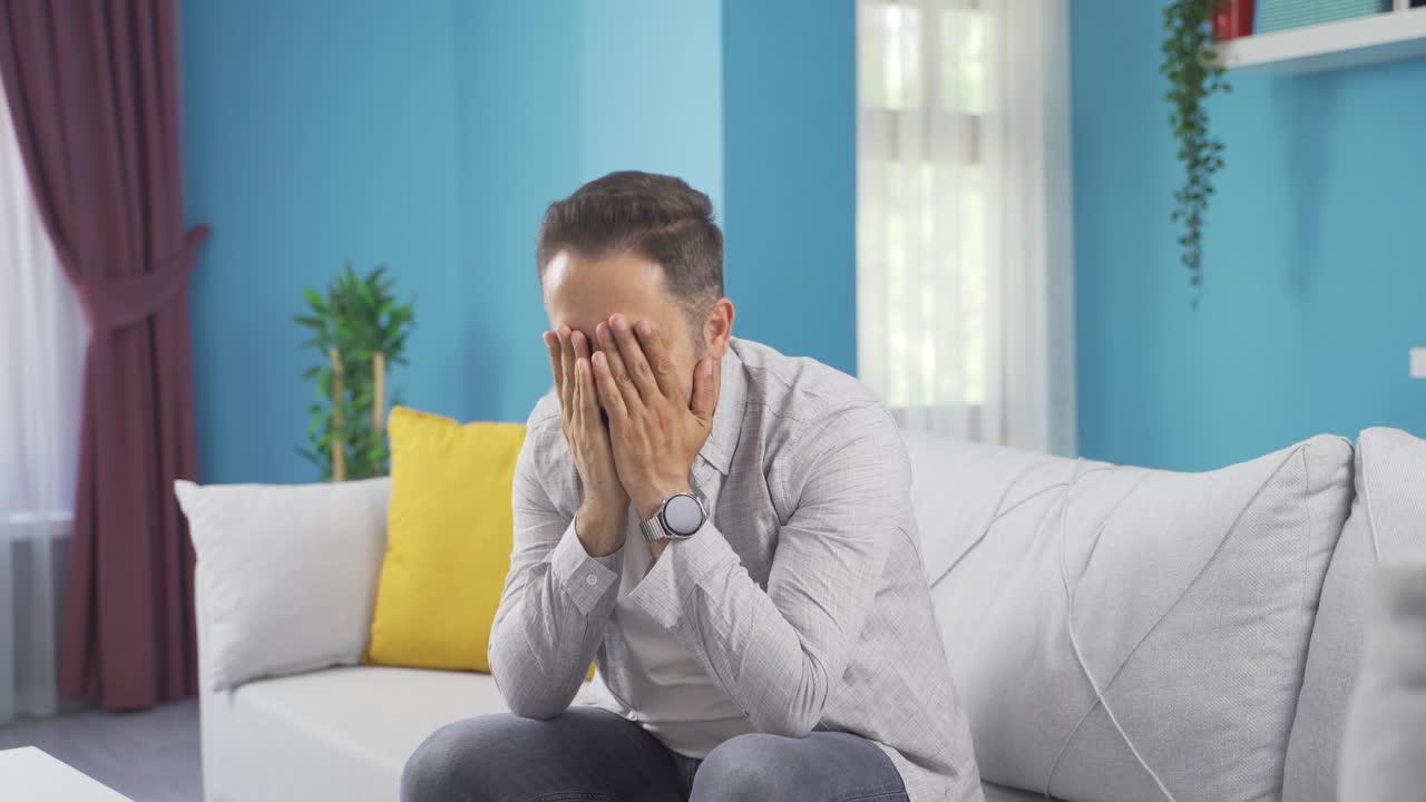 카메라를 향해 우울해 보이는 남자.