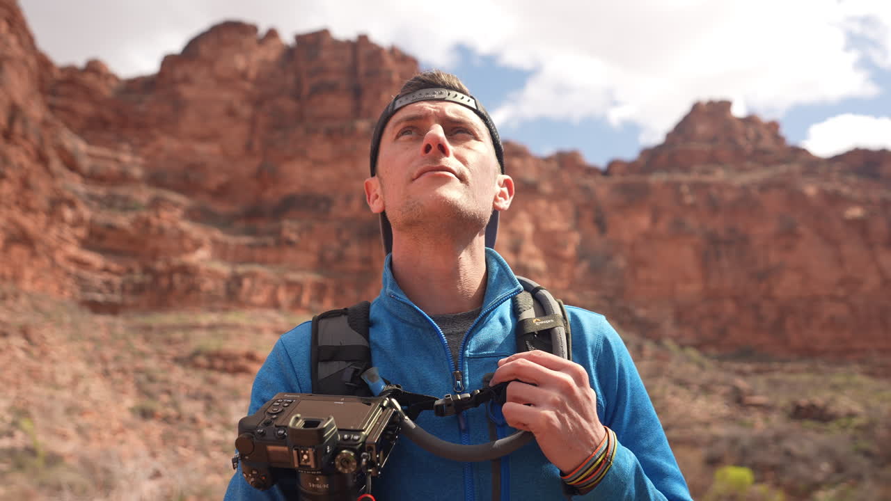 그를 둘러싼 세상에 대한 경외심으로