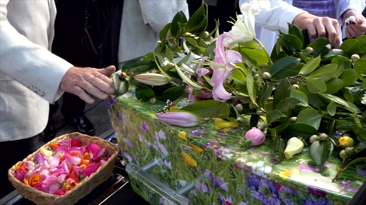 영구차나 예배당에 있는 장례식 관이나 관의 클로즈업 샷 또는 묘지의 매장