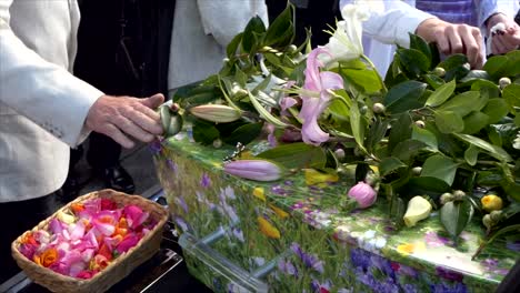 primer plano de un ataúd funerario o ataúd en un coche fúnebre o capilla o entierro en el cementerio