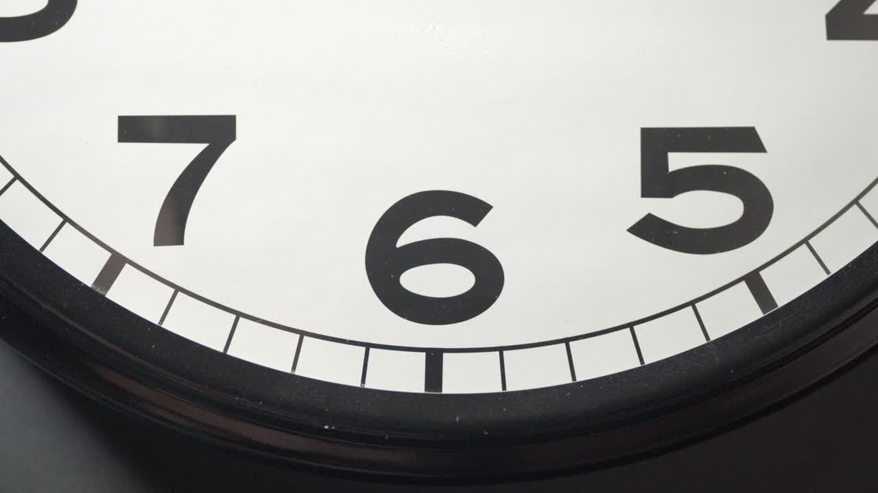 reloj blanco cerca en el lapso de tiempo en la pared gris oscuro