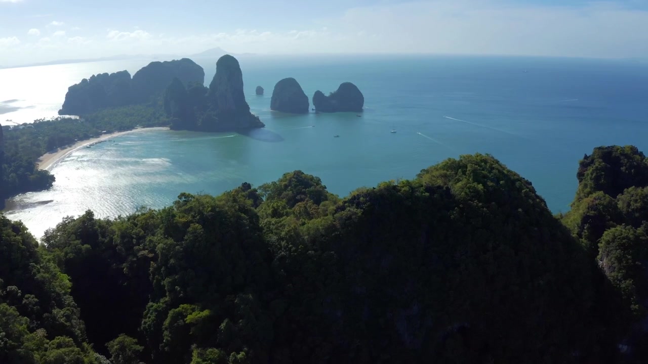 Ripresa con drone che vola verso scogliere calcaree vicino a Railay Beach, Krabi, Thailandia