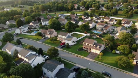 Casas-Coloniales-Tradicionales-En-Los-Estados-Unidos-De-América,-Suburbio-Americano,-Toma-De-órbita-Aérea-Durante-El-Verano,-Desarrollo-De-Barrios-Comunitarios-De-Pequeñas-Ciudades-Americanas