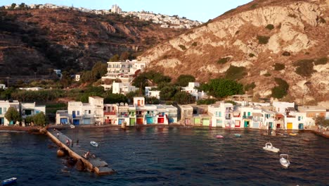 Antenne-Der-Farbenfrohen-Hausarchitektur-In-Klima-Village-Seaside-In-Milos-Beach