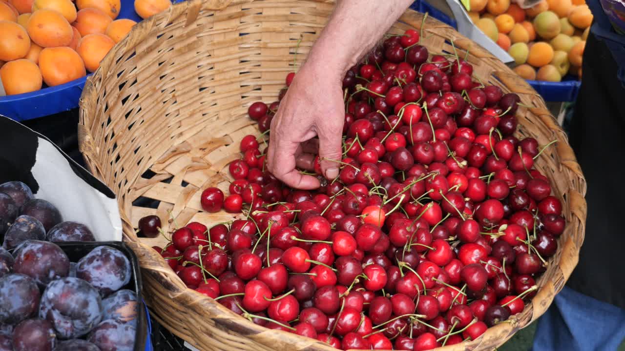 ciliegie fresche al mercato degli agricoltori