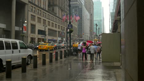 leute, die im regen in new york hetzen