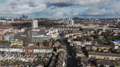 Pasando-Por-El-Distrito-De-Stockwell-Con-El-Horizonte-De-La-Ciudad-De-Londres-Al-Fondo